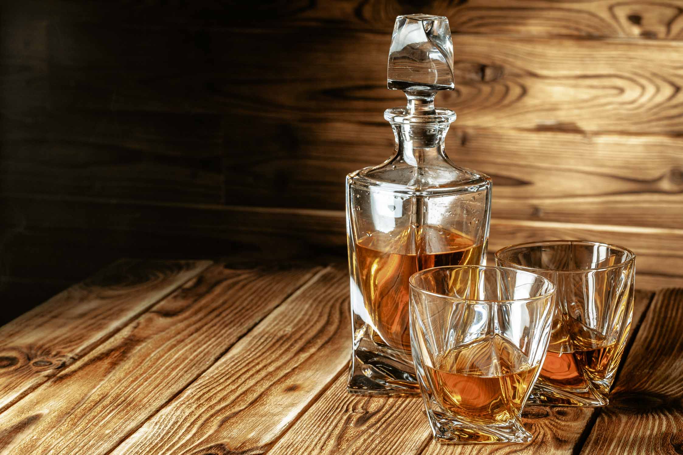 verres à cognac, stand de whisky sur le bar